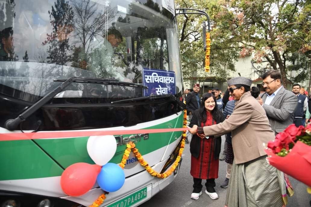 आज से सचिवालय कर्मियों के लिए इलेक्ट्रिक बस का संचालन शुरू, मुख्य सचिव ने बस को दिखाई हरी झंडी