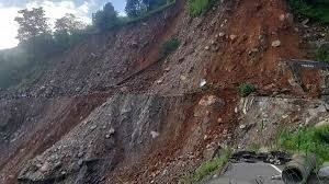 गंगोत्री-यमुनोत्री और बदरीनाथ हाईवे पर बोल्डर व पत्थरों के कारण मार्ग बंद, बीआरओ और स्थानीय लोग कर रहे हैं प्रयास