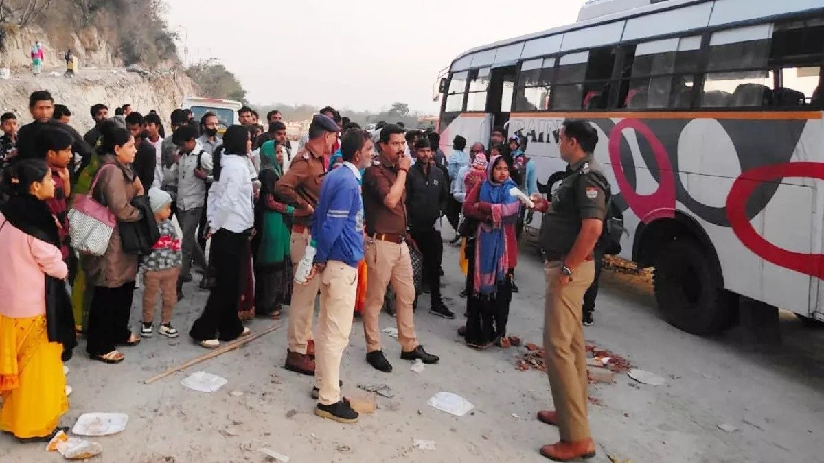 हरिद्वार पुलिस की चेकिंग में देहरादून से बलिया जा रही बस में 74 सवारियां, बस सीज